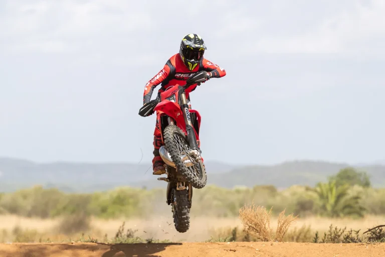 Rieju MR 300i Racing 2027 accion4