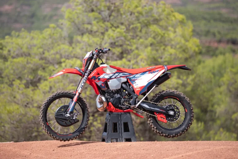 Rieju MR 300i Hard Enduro 2027 tres-cuartos